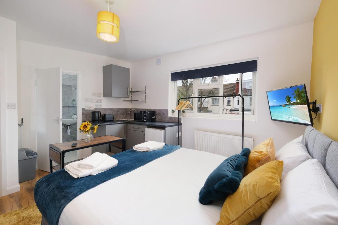 Fernbank Studios Sudbury Hill Harrow Self-Contained Studios With En-Suite Wembley Exteriör bild